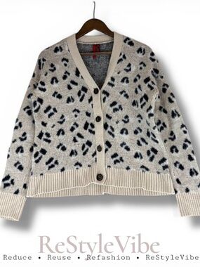 LOVE SCARLETT Women’s Size S Sweater Cardigan V-Neck Leopard Print Soft